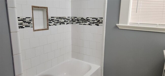 Building Photo - 5733 Dorbrandt St