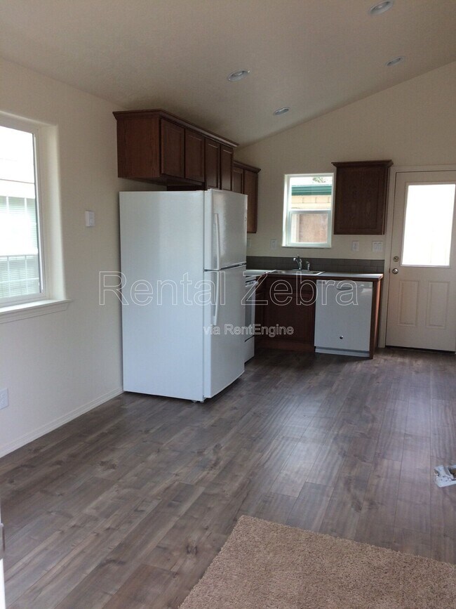 Building Photo - 208 SE 4th St