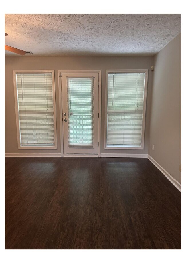 Building Photo - Spacious 2-Bedroom, 2-Bathroom Apartment in Fayetteville