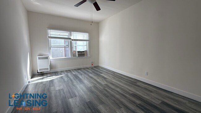 Building Photo - 405 N Coronado St