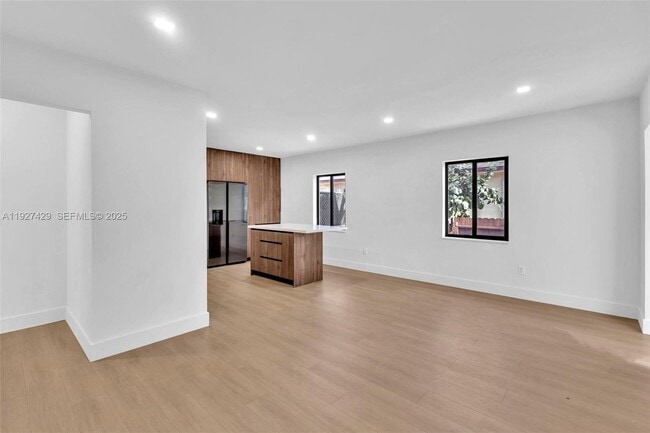 Building Photo - 1123 NE 1st Ave.