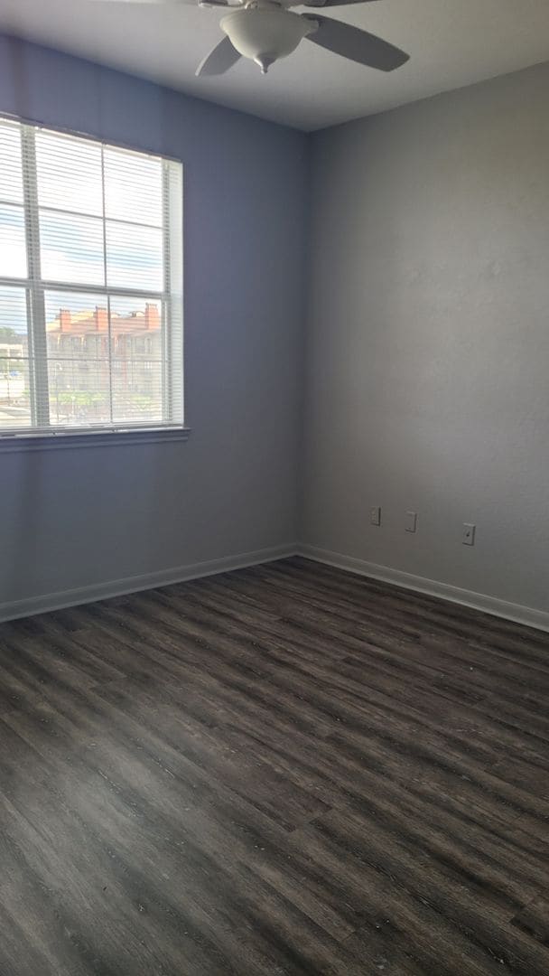Building Photo - Upgraded 1brm condo with luxury vinyl flooring and modern lighting.