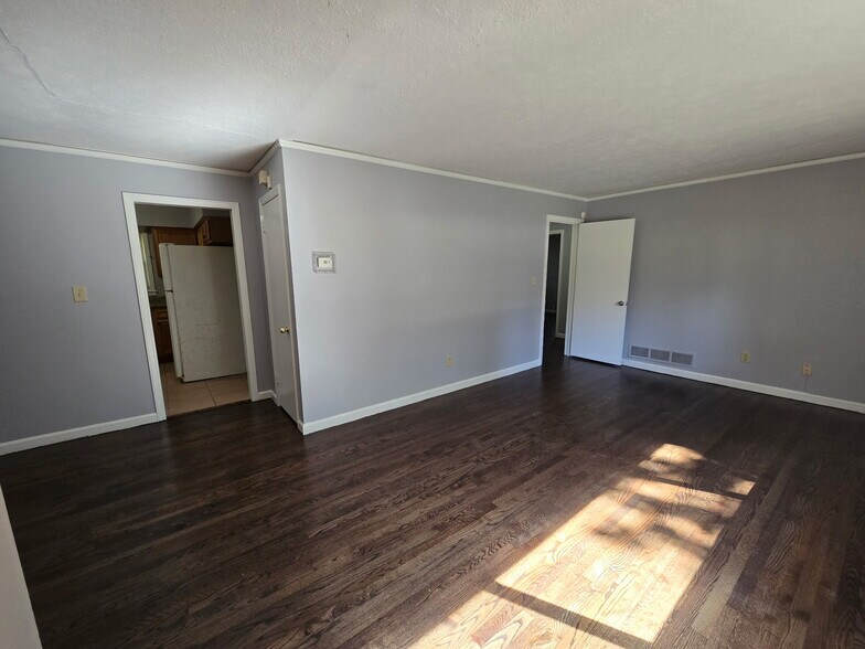 Building Photo - 2297 Glendale Dr