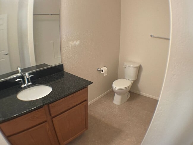 Building Photo - MOVE IN READY! Top-Floor Condo in the Hear...