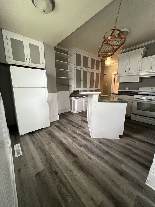 Building Photo - Spacious 4 Bedroom, 2 Bathroom Home