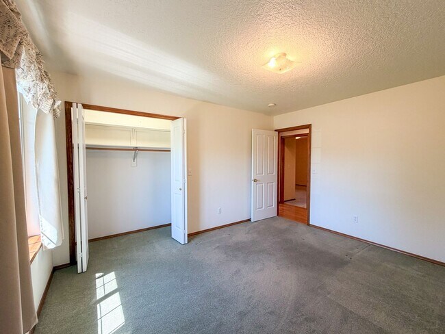 Building Photo - 364 SE Davis Ct