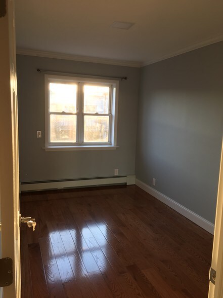 Building Photo - 1366 E 86th St