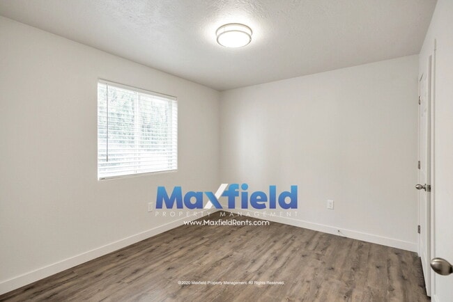 Building Photo - Pet Friendly Main Floor 3BD 2BA 2GA Unit Near Costco and High School
