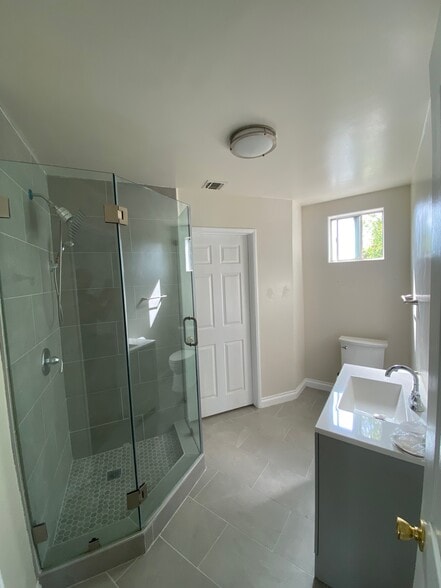 Building Photo - 22636 Oxnard St