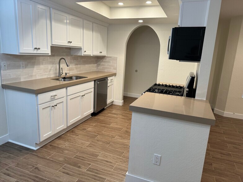 Building Photo - 208 Oswego Ave