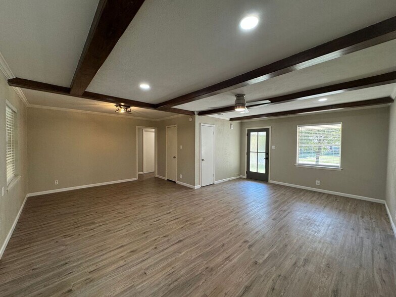 Building Photo - 2624 Woodlawn Dr
