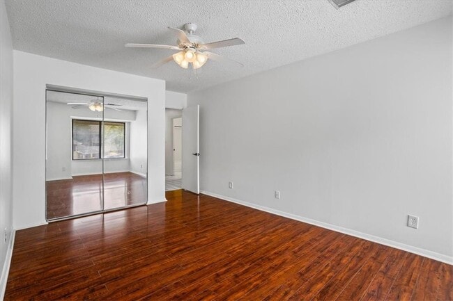 Building Photo - 2205 Surrey Ct