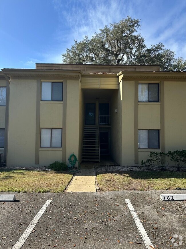 Building Photo - Beautiful 1st floor unit