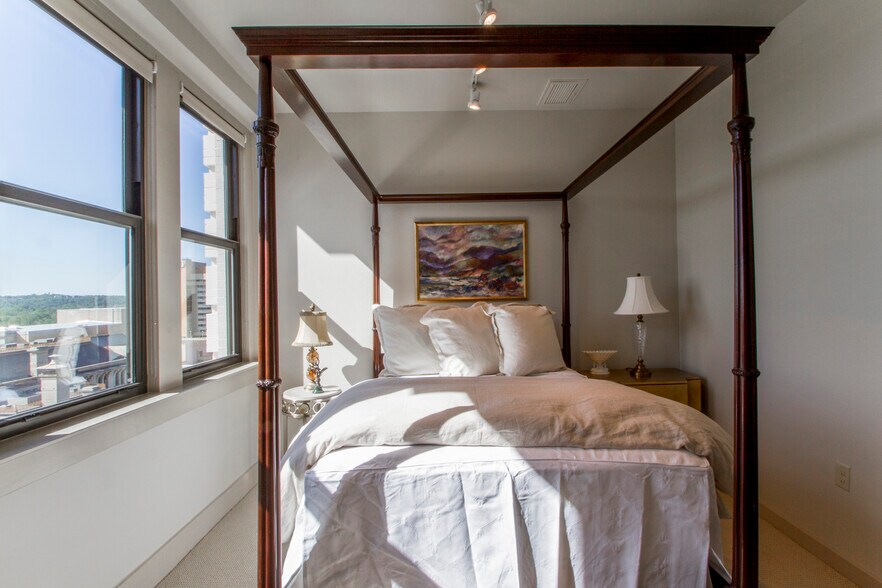 Building Photo - 221 W 2nd St