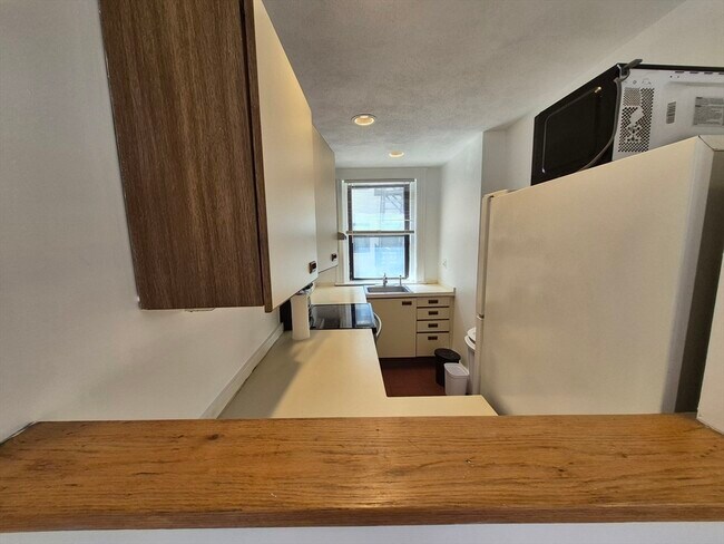 Building Photo - 451 Park Dr