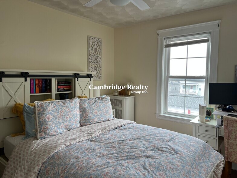 Building Photo - 66 Craigie St