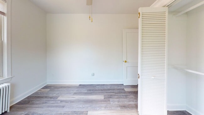 Building Photo - Top Floor Recently Updated MacArthur Blvd One Bedroom W/Parking Included