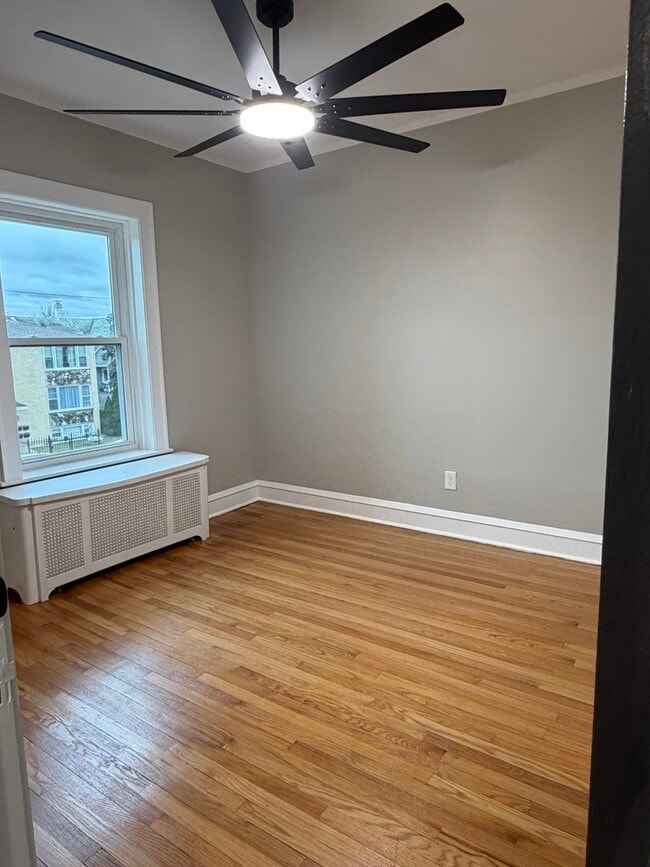 Building Photo - 6024 W Addison St