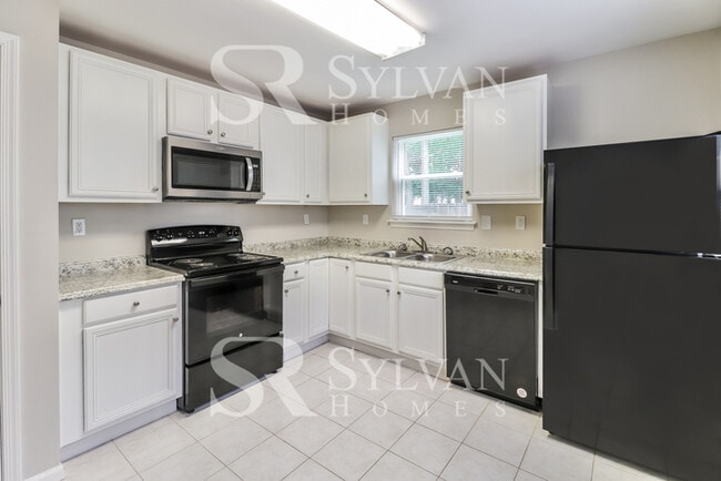 Building Photo - Prepare to fall in love with this 3 bedroom, 2.5 bathroom home