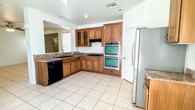 Building Photo - Spacious 3-Bed + Loft & Den | Granite Coun...