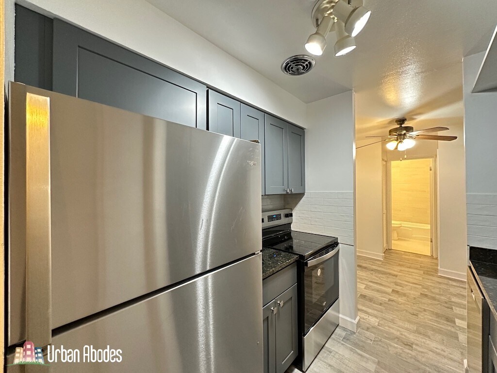 Building Photo - 3815 N Pine Grove Ave