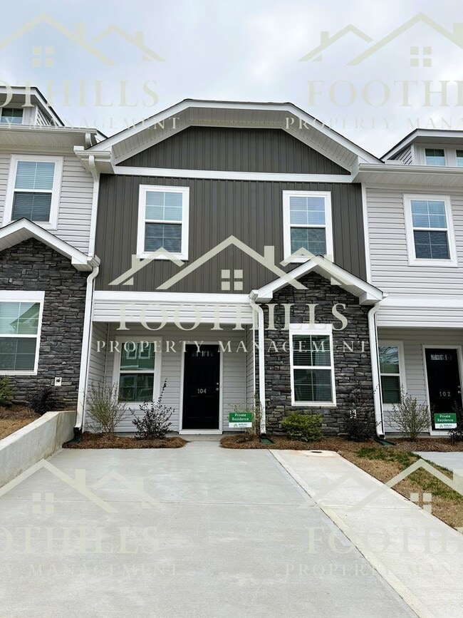 Building Photo - 104 Lowland Dr