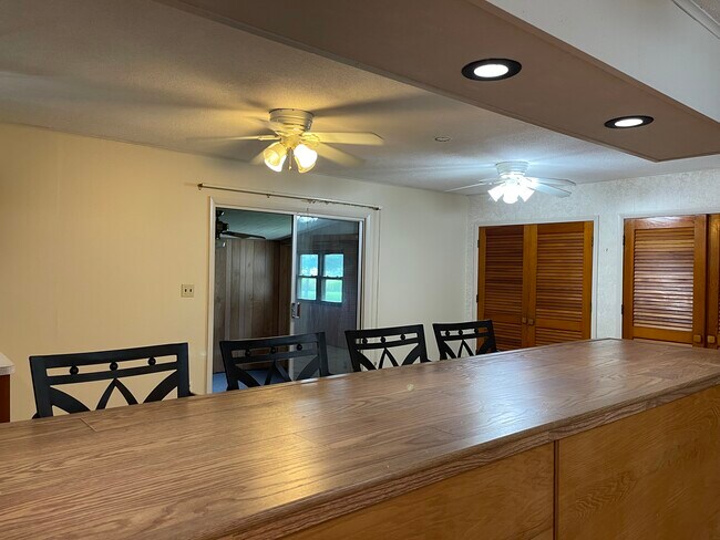 Building Photo - 102 Oaklawn Cir