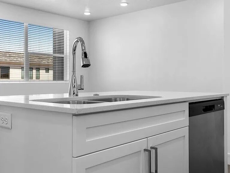 Building Photo - 5801 S Garnet Dr