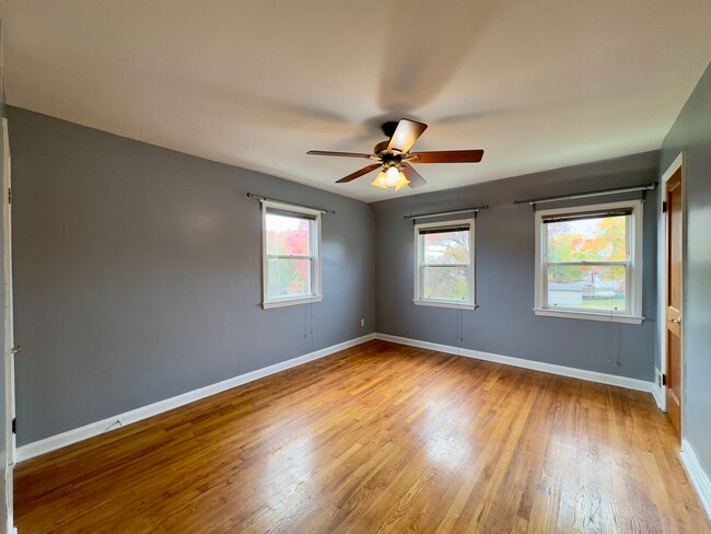 Building Photo - Charming 2 Bedroom/1 Bathroom Duplex Home ...