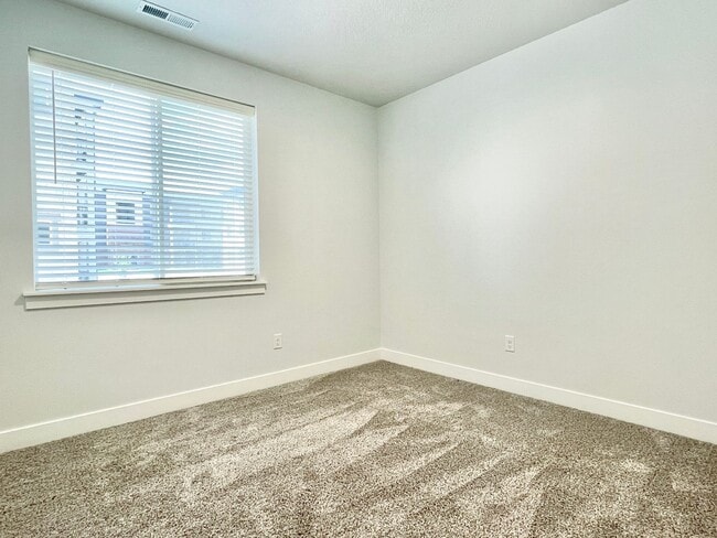 Building Photo - Spacious Condo Near Primary Children’s Hospital!