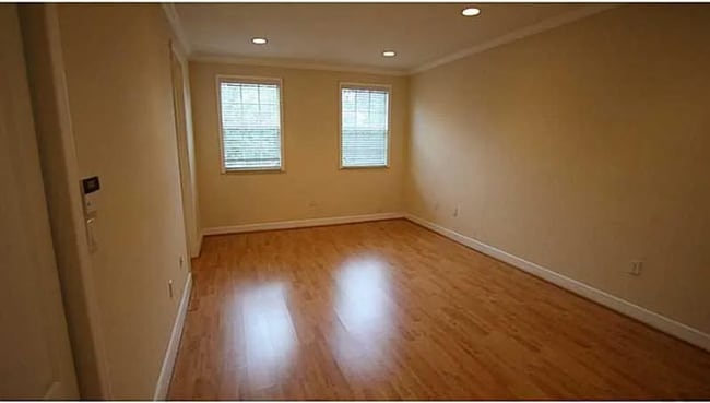 Building Photo - 515 SW 147th Ave