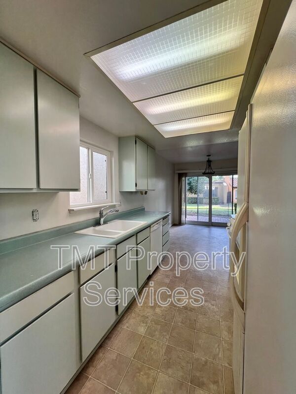 Building Photo - 13 Villa Ct