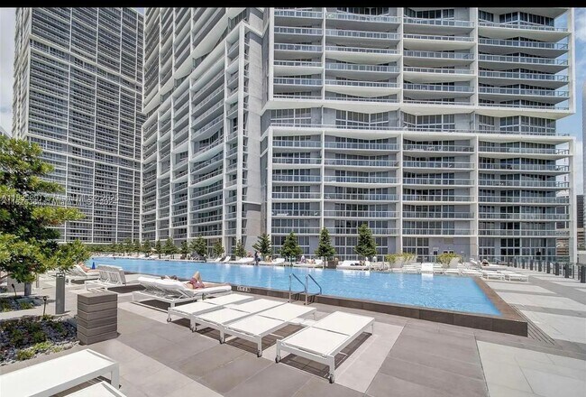 Building Photo - 475 Brickell Ave