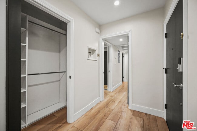 Building Photo - 1045 Kings Rd