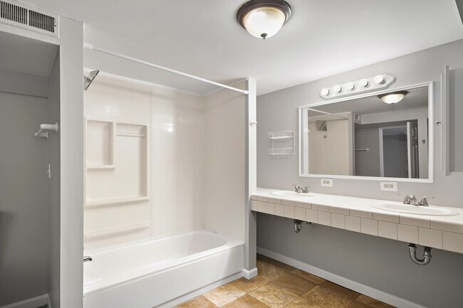 Building Photo - 721 Montego Dr