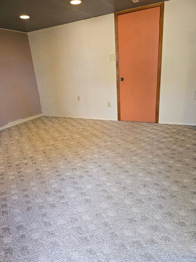 Building Photo - 3 bedroom 2 bath home with basement for lease