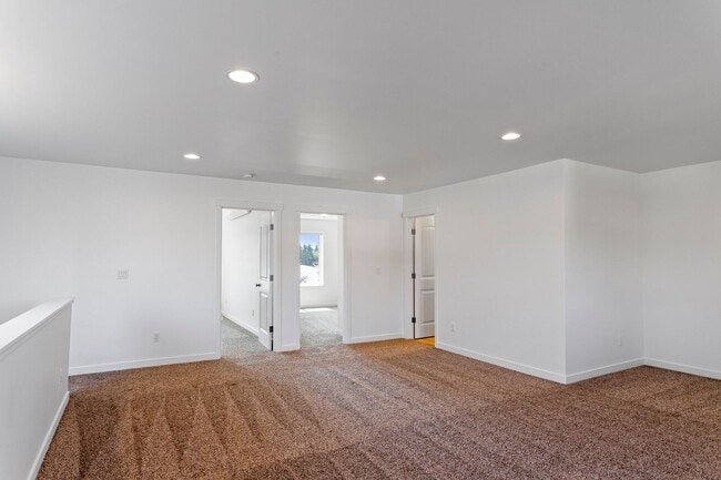 Building Photo - 3 Bath 2.5 Bath - Modern Townhome - Hillcrest - NAS Whidbey