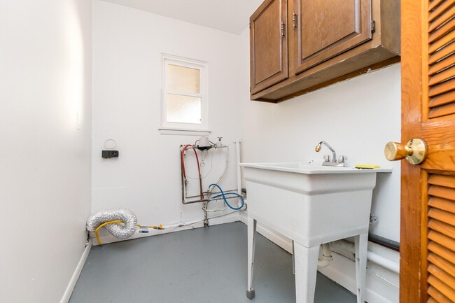 Building Photo - 18248 Farmington Rd