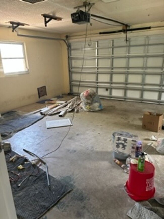 Building Photo - Large  3 bedroom, 2 bath pool home.