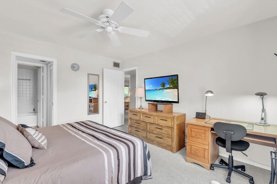 Building Photo - 600 Neapolitan Way