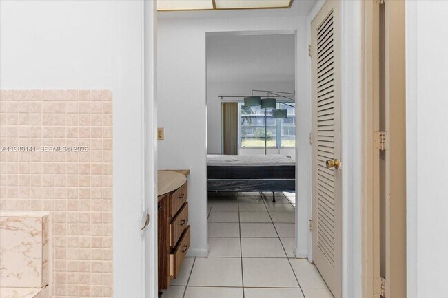 Building Photo - 2200 Park Ln