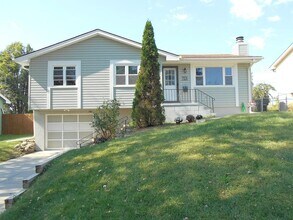 Building Photo - Comfortable 3-Bedroom Home with Park Access & Easy Commute