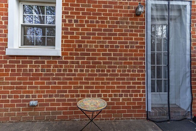 Building Photo - 2 Level Condo Near Shirlington