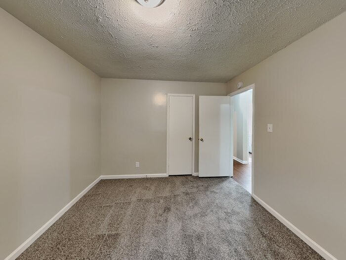 Building Photo - 323 Hillendale Dr