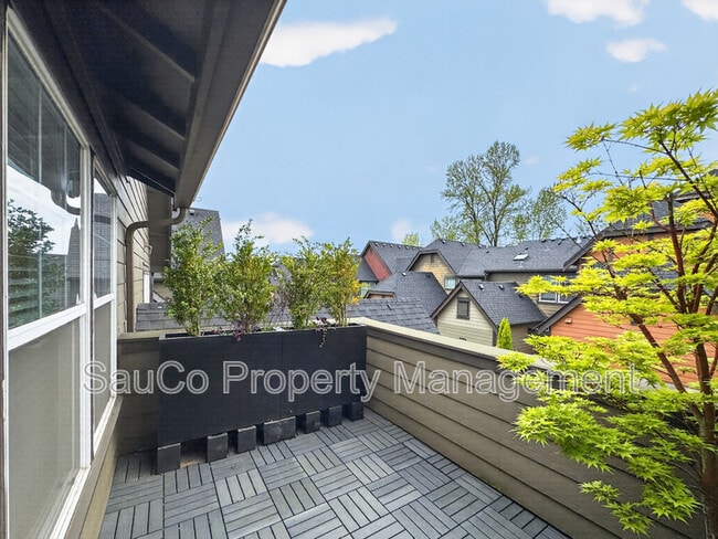 Building Photo - 7399 NE Stonewater St