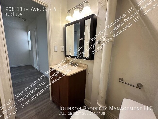 Building Photo - 908 11th Ave S