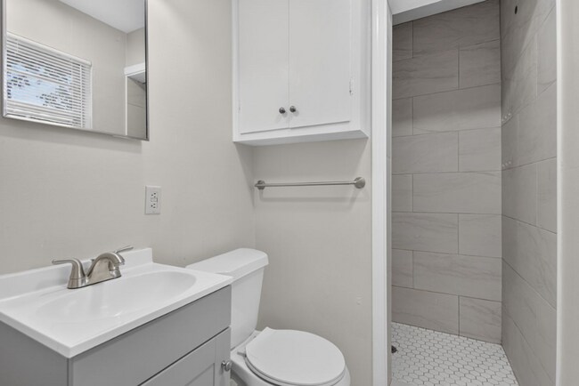 Building Photo - Midtown Living with Modern Conveniences – Prime Little Rock Location!