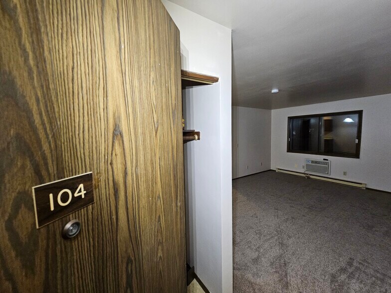 Primary Photo - 401 N East St