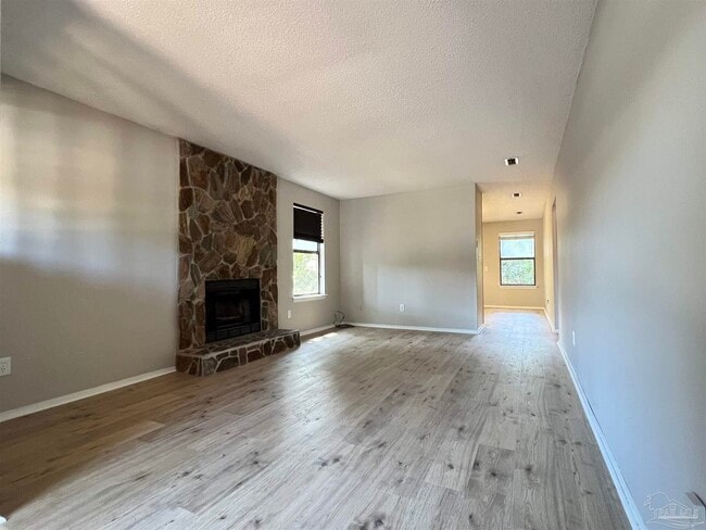 Building Photo - 10055 Hillview Dr