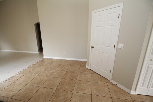 Building Photo - 737 Kempten St NW